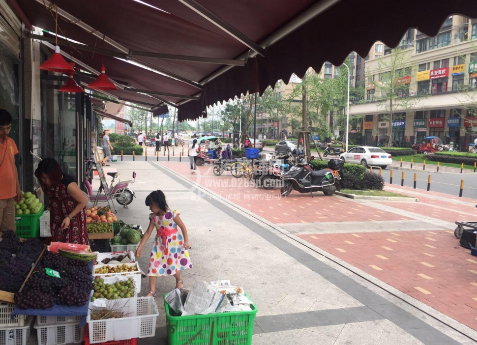 华西528旁，学校对面《早餐店》万人小区，带烟道